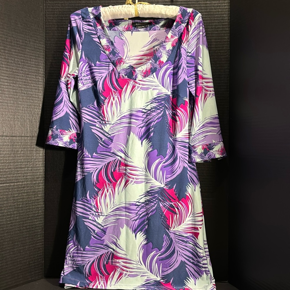 BCBG Maxazria size M gently worn . Great for the summer Pretty shades of purple